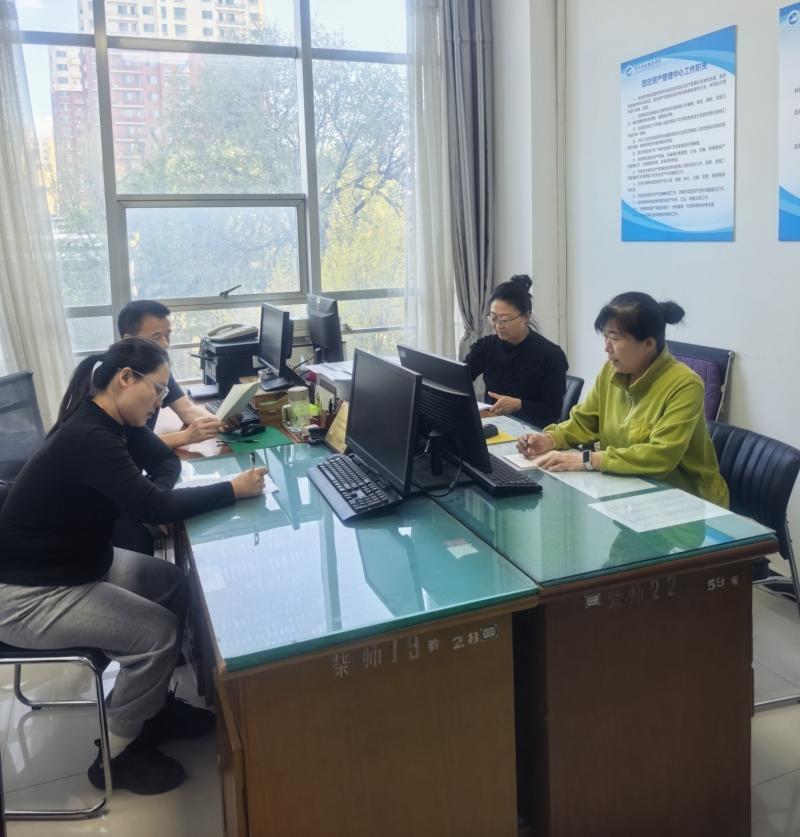国有资产管理中心组织全体教职工专题学习纪律法规文件